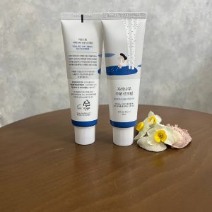 ضد آفتاب مرطوب کننده مناسب انواع پوست راندلب نمای روبرو