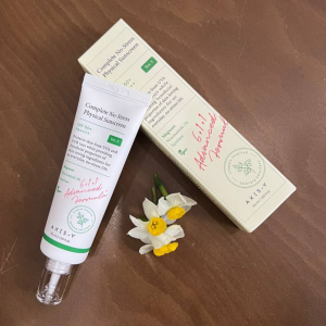 ضد آفتاب فیزیکی اکسیس وای Axis-Y حاوی نیاسینامید مدل no stress نمای باز